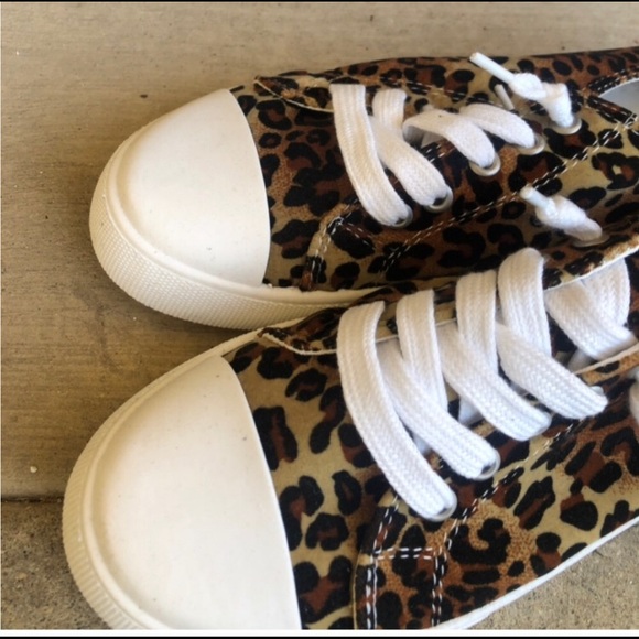 🌼 LEOPARD PRINT SNEAKERS 🌼 - Picture 4 of 4